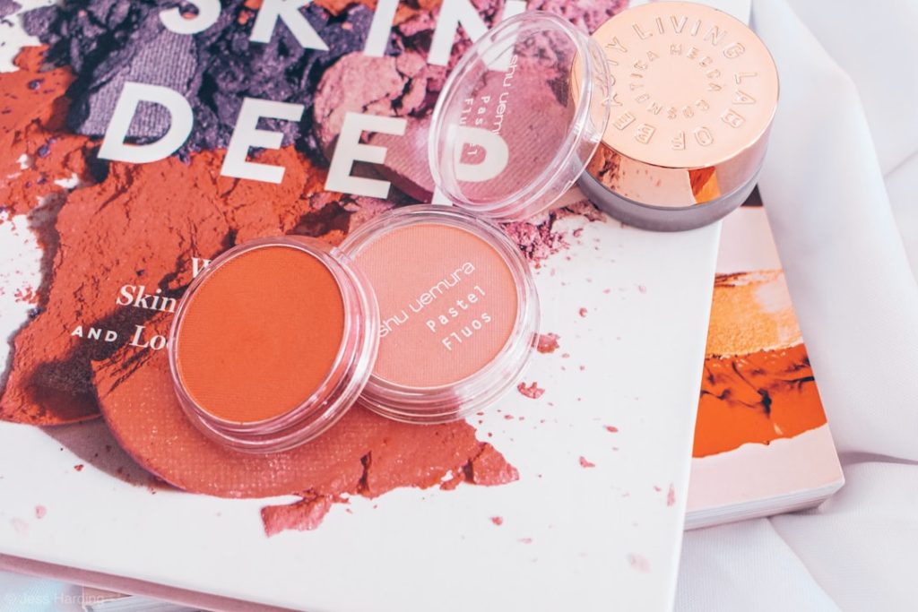 blush-on-container-a-zinbm1j5c